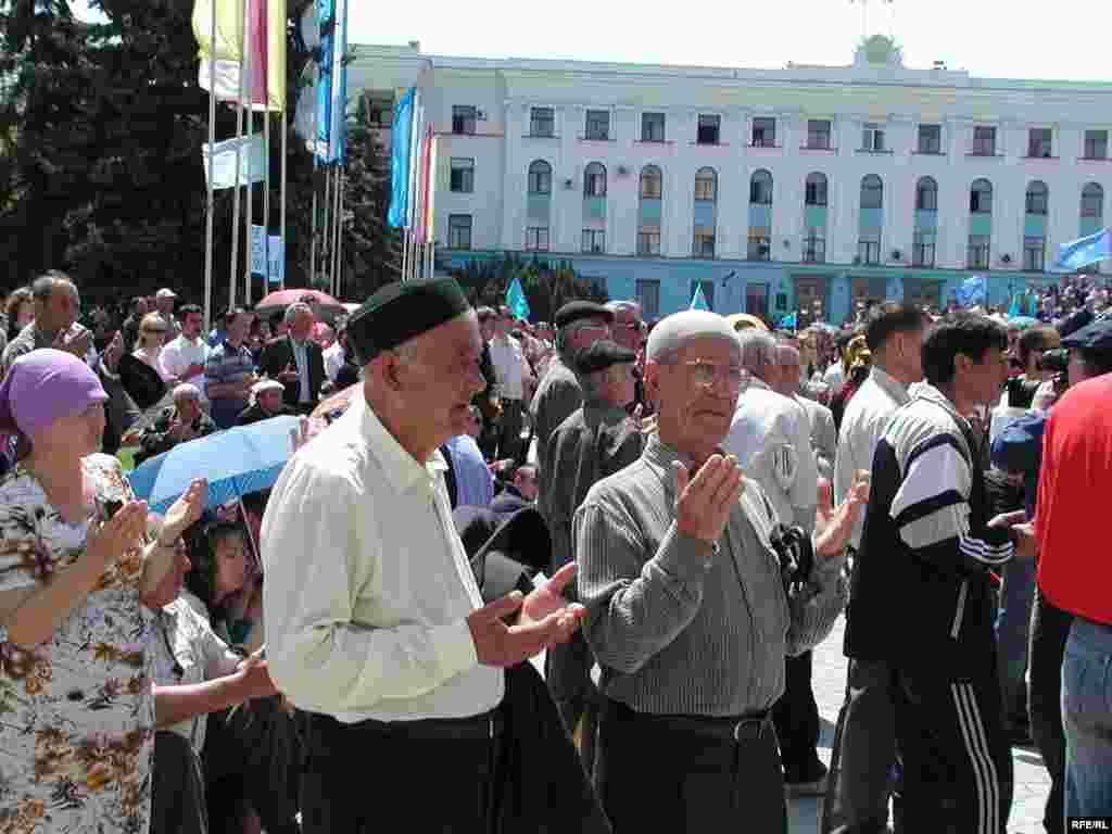 2. Год 2006-й, Симферополь, площадь Ленина. Молитва – неотъемлемая часть траурного митинга, ведь депортация – это не только выселение из дедовских домов, это еще и многочисленные человеческие жертвы. Депортация – это геноцид. Украина признала этот факт лишь в 2015 году, Россия – не признала до сих пор.