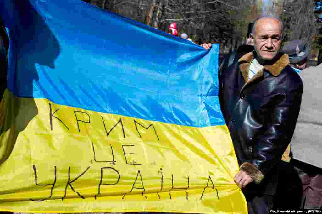 Через год, 9 марта 2015, симферопольские активисты вновь собрались у памятника, чтобы отметить 201 день рождения поэта. Однако подконтрольная России администрация Симферополя отказала им в этом и согласовала проведение митинга в Гагаринском парке у скульптуры «Три грации»