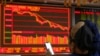 Investitor ispred ekrana sa informacijama na berzi u Pekingu, 11. oktobar 2018.