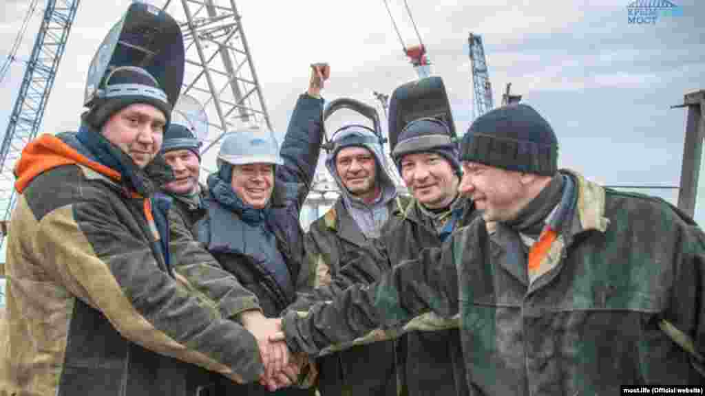 Российская пропаганда прославляет «стройку века», а строителей моста развлекают то учениями по срочной эвакуации, то звездными гостями