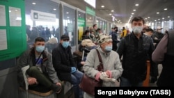 Шереметьево аэропортундагы кыргызстандык мигранттар. Москва.