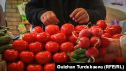 Продавец овощей на Ошском рынке Бишкека. Архивное фото.