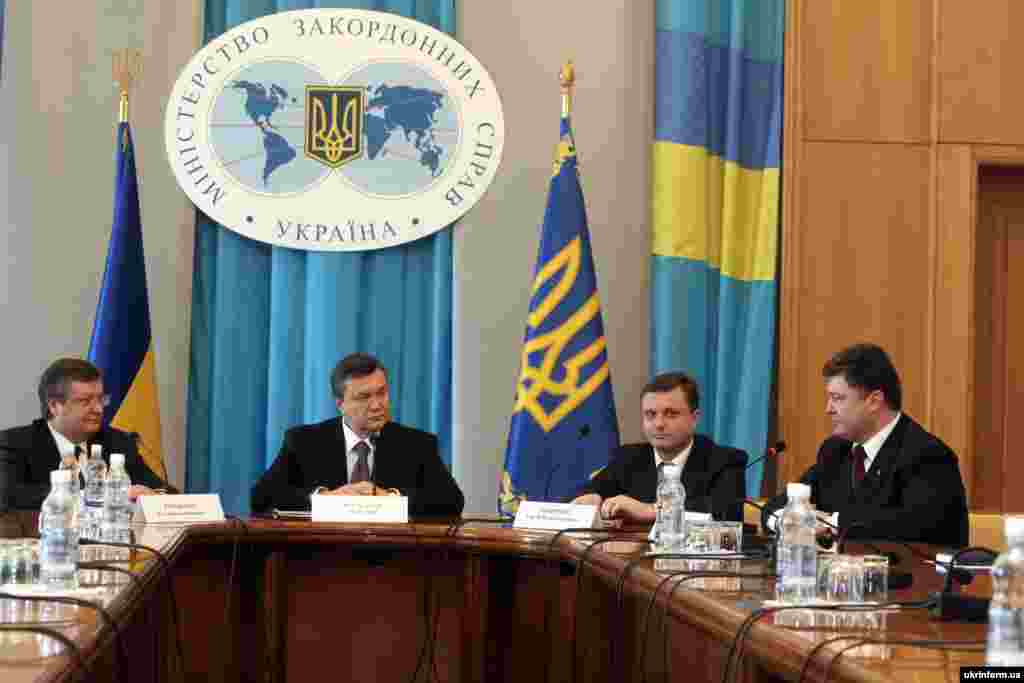 Президент України Віктор Янукович, представляючи керівному складові Міністерства закордонних справ України нового голоаву зовнішньополітичного відомства Костянтина Грищенка, відзначив, що Грищенко – кар’єрний дипломат, який до призначення працював у Москві, а до цього – у Вашингтоні і Брюсселі. У свою чергу, Костянтин Грищенко подякував за довіру очолити такий важливий напрямок діяльності і зауважив, що пріоритети зовнішньої політики «чітко визначає президент України, а завдання МЗС - виконувати ці пріоритети». На фото: (зліва направо) новий голова зовнішньополітичного відомства Костянтин Грищенко, президент України Віктор Янукович, голова адміністрації президента України Сергій Льовочкін, екс-міністр закордонних справ Петро Порошенко. Київ, 11 березня 2010 року