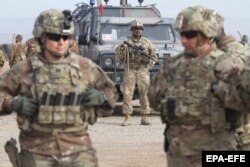 АКШ жоокерлери ооган жоокерлеринин машыгуусуна катышууда. Герат вилайети, Ооганстан. 2019-жылдын 2-февралы.