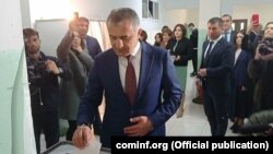 ანატოლი ბიბილოვი საარჩევნო ყუთთან. 10 აპრილი, 2022 წ.