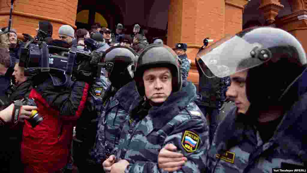 Активистам "Левого фронта" и объединений "Обманутых дольщиков" не удалось прорваться на Красную площадь, где планировалась несанкционированная акция "Народ против незаконных выборов!"