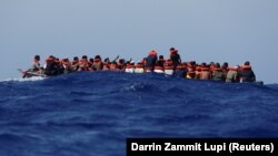 Oko 89 migranata na drvenoj brodici čeka na akciju spasavanja blizu italijanskog ostrva Lampeduza (2. avgust 2021.)
