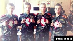 Вучні кадэцкай вучэльні ў Ястрамблі, што каля Баранавічаў, сфатаграфаваліся са старажытным беларускім гербам «Пагоня» пад вайсковай формай