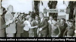 Finalul grevei minerilor (1-3 august 1977). Nicolae Ceauşescu face o vizită de lucru în Valea Jiului după ce a început reprimarea grevei.(3.VIII.1977) Fototeca online a comunismului românesc; cota:142/1977