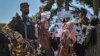 Talibanski borac čuva stražu dok afganistanske žene uzvikuju slogane tokom protestnog skupa u blizini pakistanske ambasade u Kabulu 7. Septembra 2021.