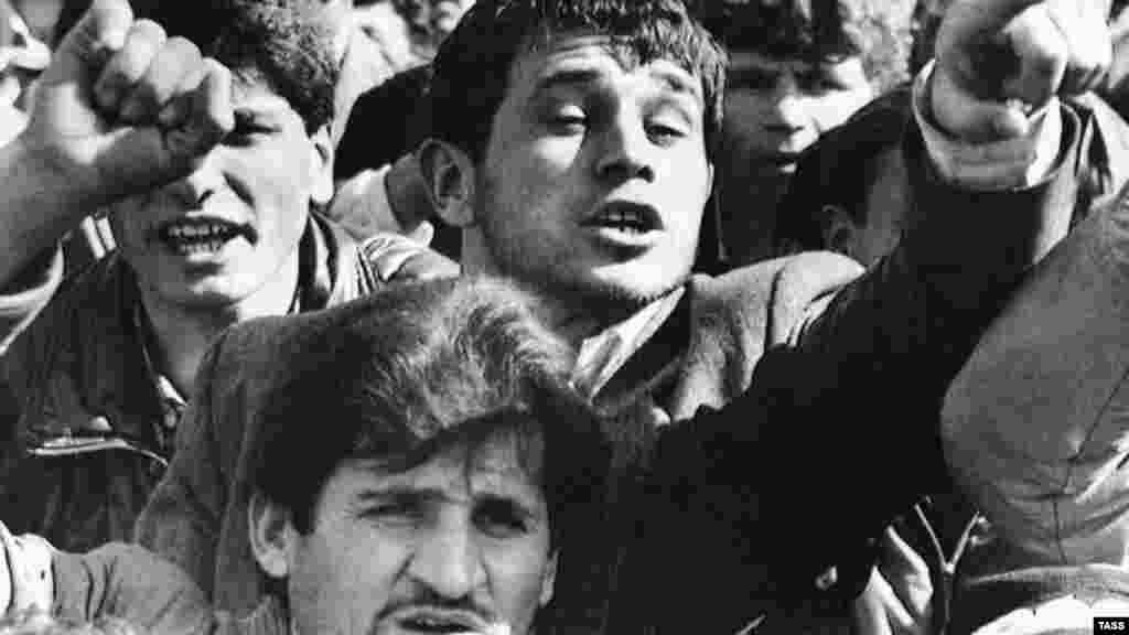 Акция протеста на площади Ленина в Душанбе с требованием отставки руководителей Таджикистана после т.н. "февральских событий", в результате которых было убито 25 человек. 15 февраля 1990 года