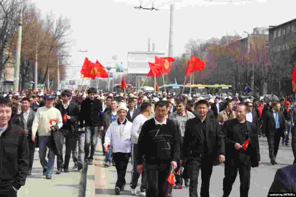 Жөө жүрүшкө катышкандардын саны ар кандай эсеп менен беш миңден ашкандыгы айтылууда.