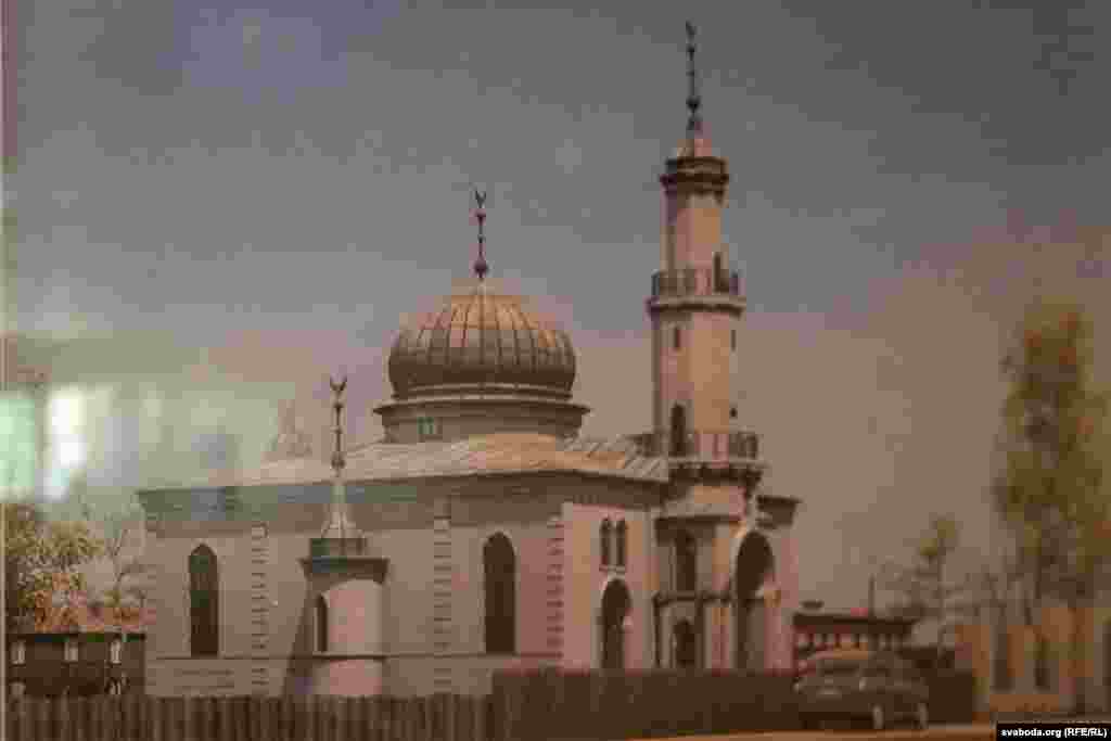 Старую мураваную мячэць адкрылі ў 1902 г. З 1936 па 1941 гг. у мячэці была харчовая база Беларускай канторы «Гастраном». У вайну там яшчэ ладзілі набажэнствы. У 1949 г. яе канчаткова закрылі, а ў 1962-м зруйнавалі.
