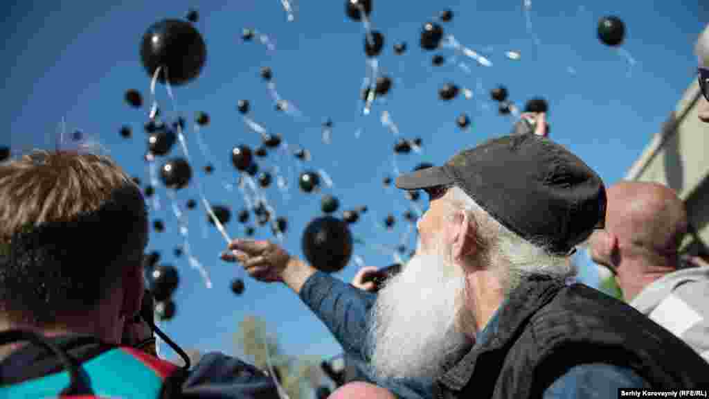 Чорні повітряні кульки в пам'ять про загиблих. Два року тому 48 людей загинули у сутичках між проросійськими та проукраїнськими активістами, більшість із них згоріли під час пожежі у Будинку профспілок. Одеса, 2 травня 2016 року ДИВИТИСЬ ФОТОГАЛЕРЕЮ