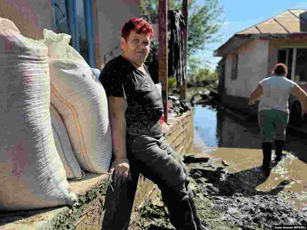 Locuitorii din comuna Slobozia Conachi spun că ar vrea să înceapă reconstrucția cât mai rapid, dacă sunt siguri că nu mai plouă. 