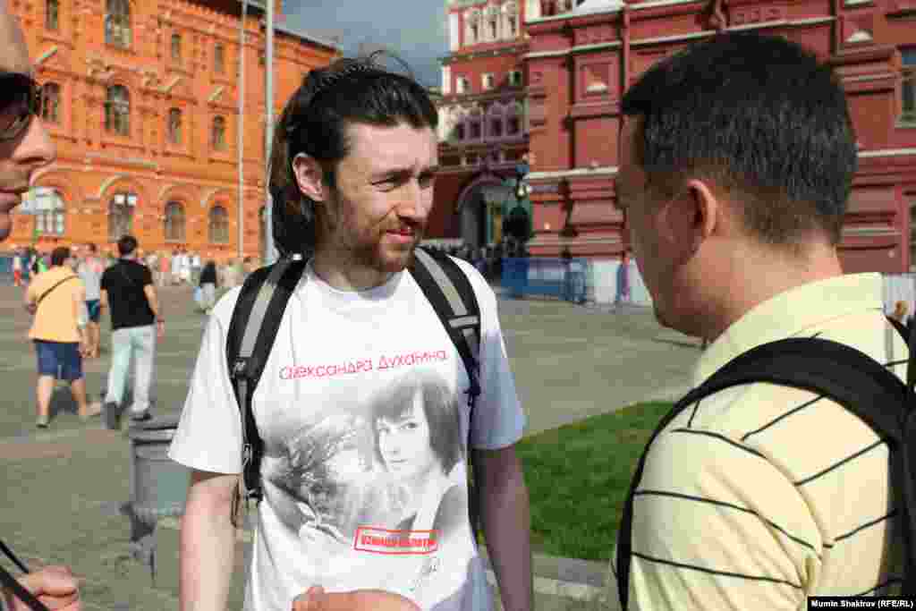 Гражданский активист Эмиль Терехин за несколько минут до задержания его полицейскими. 