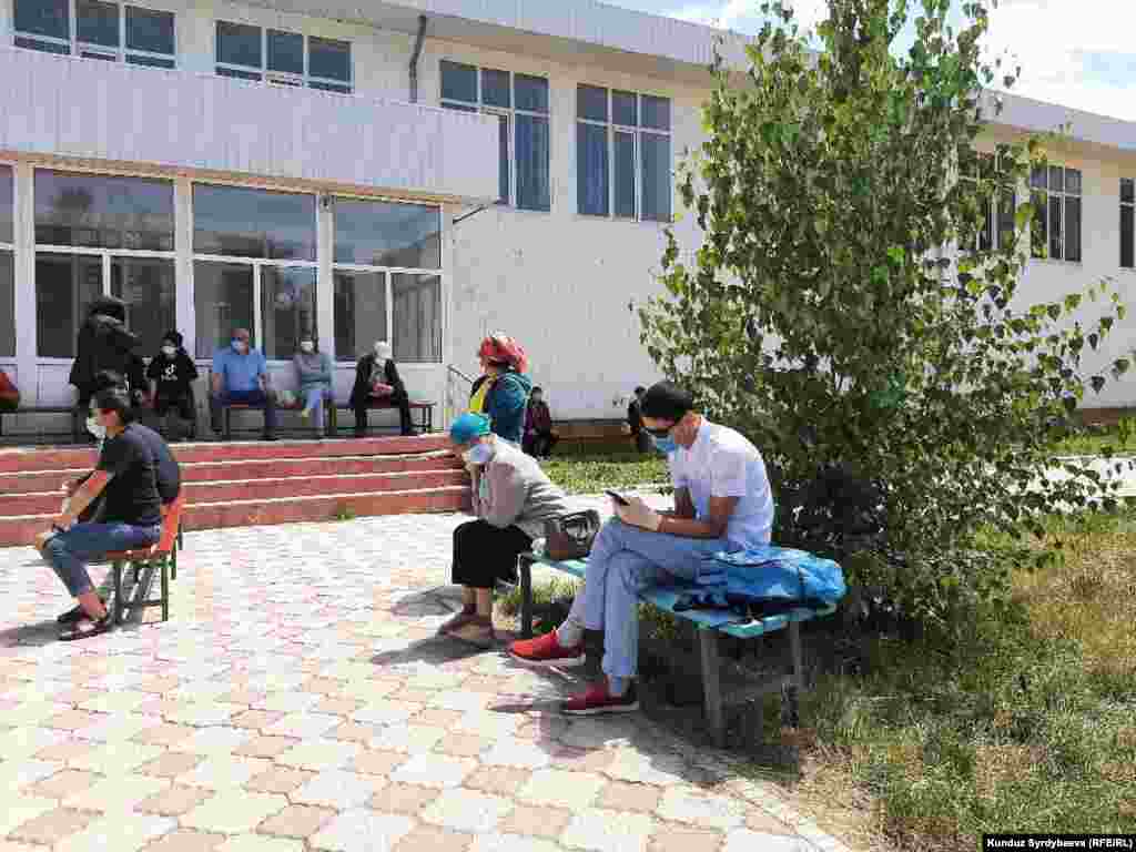 Каракол шаарындагы күндүзгү стационар. Бул убактылуу ооруканага бир күндө 220 киши кайрылган. 