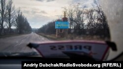 Жінку у Мар’їнці було поранено на зупинці громадського транспорту