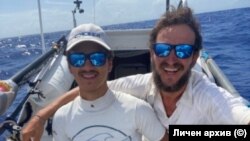 Макс и Стефан празнуваха 17-и и 48-и рожден ден на средата на Атлантическия океан