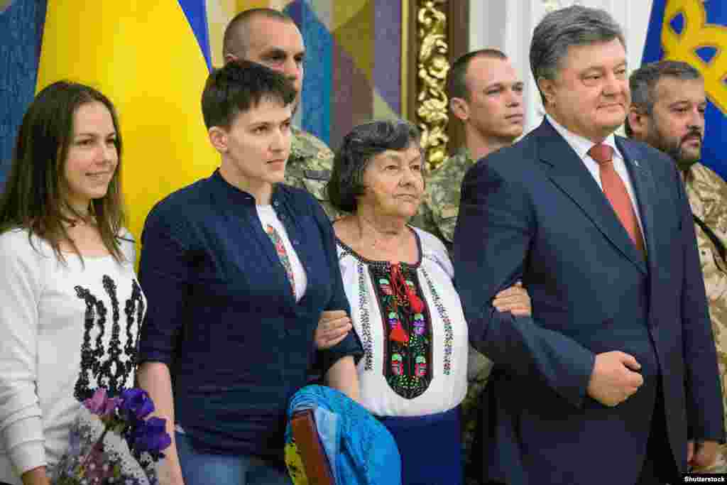 Надія Савченко разом із мамою та сестрою під час зустрічі з президентом України Петром Порошенком у день звільнення з російської в'язниці. Київ, 25 травня 2016 року