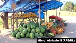 Небывалый урожай фруктов вкупе со слухами о возможном эмбарго со стороны России обвалили цены на фрукты, что улучшило средний показатель инфляции