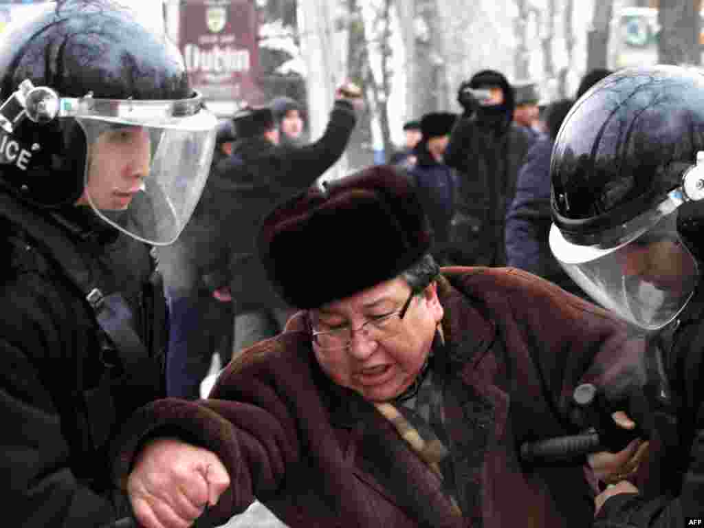 Задержка участников митинга в поддержку нефтяников Жанаозена, Алматы. 17 декабря.