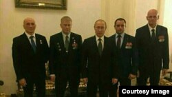 Володимир Путін (с), Дмитро Уткін-«Вагнер» (п) та інші ймовірні керівники ПВК «Вагнера»