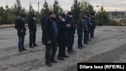 Активисты у памятника Байдибек-би во время акции в день похорон 17-летнего Жанболата Агадила. Шымкент, 13 ноября 2020 года.