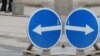 Ученики надели на себя форму автоинспекторов и стали помогать работникам ГАИ на сухумских улицах