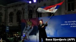 Президентът на Сърбия Александър Вучич развява сръбското национално знаме по време на проправителствен митинг в град Ягодина, 24 януари 2025 г.