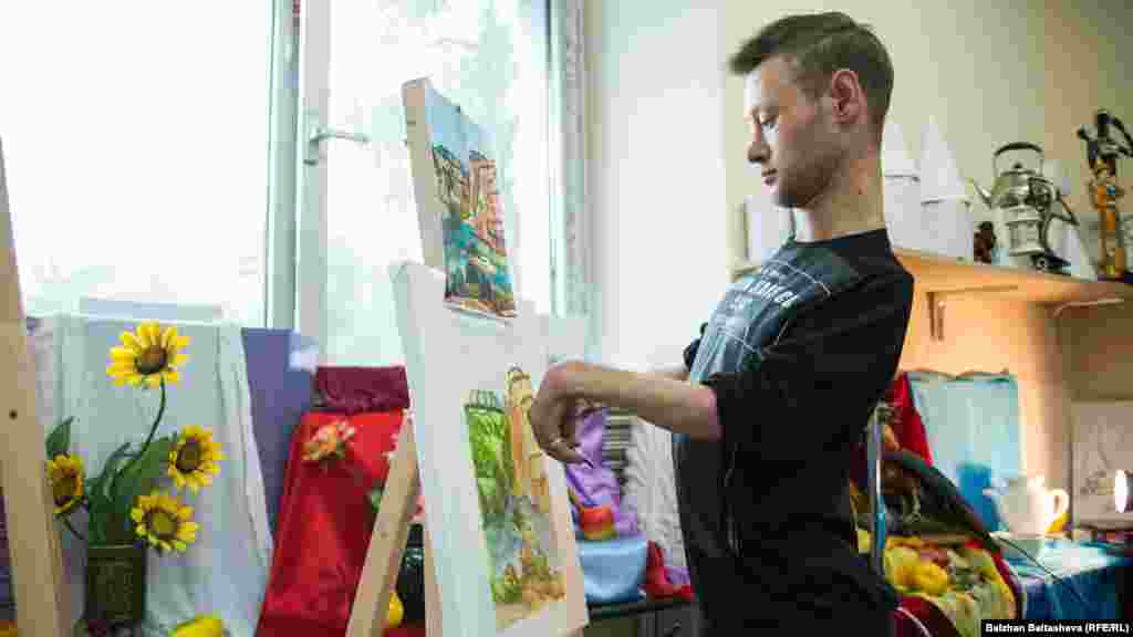 У Ивана Глазырина много увлечений: собирает фантики от конфет, делает из них цепочки. "Это помогает мне развивать пальцы рук. Рисованием занимаюсь с детства. Изучаю иностранные языки и пою. Рисование и спорт переросло в часть моей жизни. Я горжусь этим. Добиться результата может каждый человек. Только не нужно закрываться, нужно обратить внимание на то, что в жизни очень много хороших людей, которые помогут тебе, если только ты сам будешь идти к этому. Я всегда мотивирую себя. Если тренируюсь, то не просто так, а для соревнований. Если рисую, то для души. Так я успокаиваюсь. Я люблю мечтать. Мои мечты перерастают в цели, и затем появляются возможности. Раньше я мечтал стать знаменитым художником. Сейчас понимаю, что до этого мне нужно расти. Человек не должен сидеть на месте. Мои планы — поступить в художественную академию КазГАСА (Казахская головная архитектурно-строительная академия. — Ред.)".