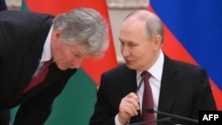 Песков (слева) и Владимир Путин