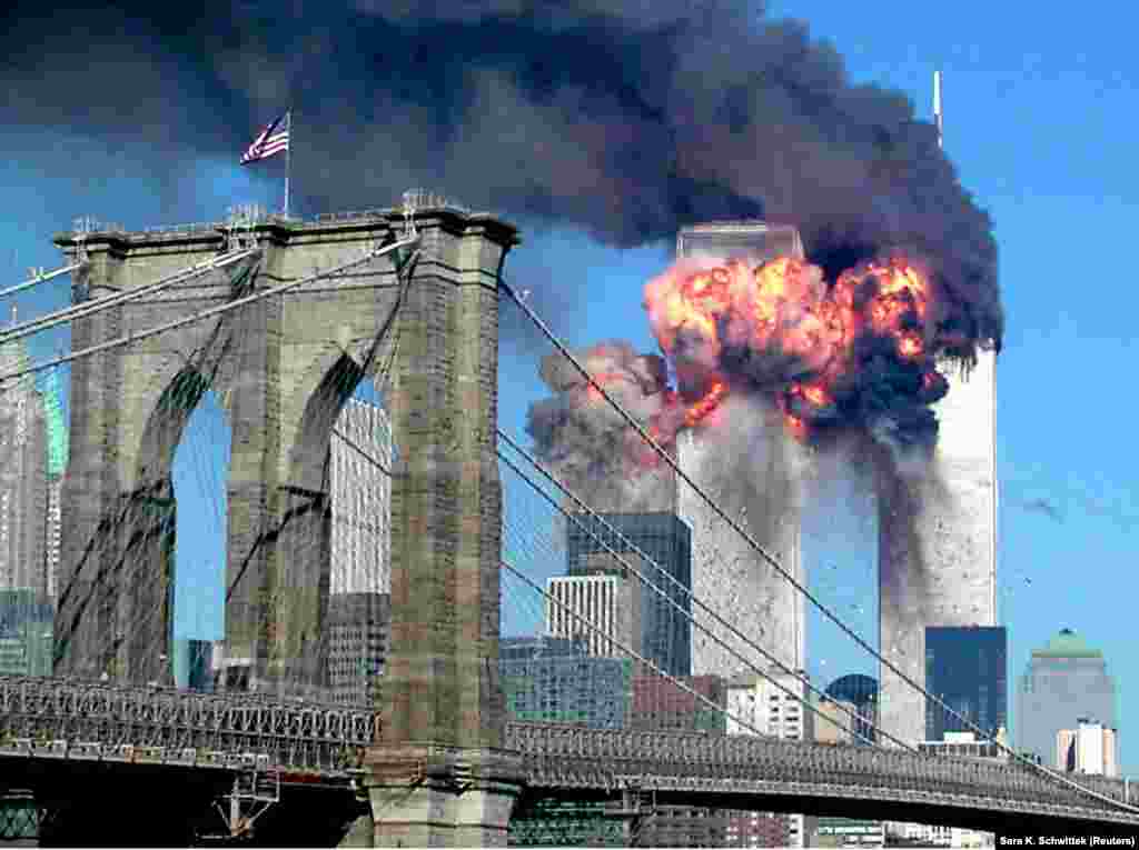 Фотограф Сара Швиттек 2001-жылы 11-сентябрда террорчулар айдап качкан учак менен Дүйнөлүк соода уюмунун экинчи мунарасына келип урунганда имарат жалынга чулганганын тартып калган. Чабуулда 3000дей кишинин каны төгүлүп, дүйнөдө терроризмге каршы күрөштү күчөтүп, глобалдык коопсуздук маселесин көтөргөн. 11-сентябрь - 23 жыл мурунку апаатты эске салып, америкалыктардын каармандыгын көрсөтөт. 