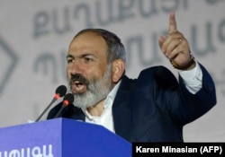 Nikol Pașinian într-un miting electoral, 17 iunie.