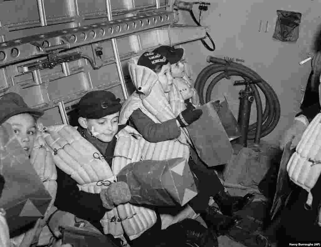Деца на борда на "Съндърланд" преди отлитане на 25 ноември, 1948 г. Тези самолети летят до британската окупационна зона до края на съветската блокада. Те осъществяват програма за спасяване на бездомни деца в студените месеци. Над 200 деца са отведени от Западен Берлин за два месеца. 