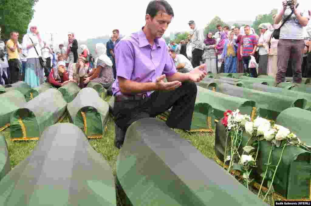Najmlađa žrtva koja će biti sahranjena u Srebrenici, novorođenče, Fatima Muhić, 11. juli 2013. Foto: RSE / Sadik Salimović