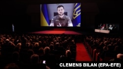 Ukrajinski predsjednik Volodimir Zelenski tokom obraćanja na otvaranju Filmskog festivala u Cennesu, 17. maj 2022. 