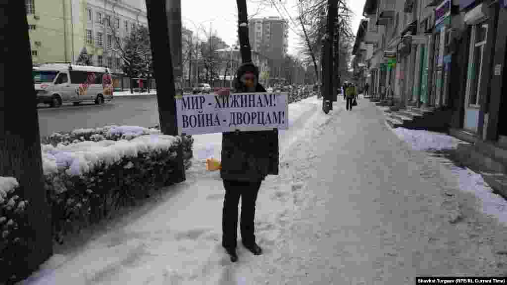 Бишкекте Алексей Навальныйды колдоо акциясына бир киши чыкты. Өзүн Дмитрий деп тааныштырган адам Орусиянын Кыргызстандагы элчилигинин алдына барганын, колундагы ураан-жазуулардын бирин милиция алып койгонун Current Time Asia телеканалынын кабарчыларына айтып берди. Кыргызстанда Навальныйды колдоо акциясы негизинен социалдык тармакта өттү. 