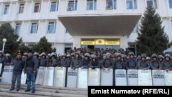 Милиция оцепила здание полномочного представительства правительства в Оше. 2 декабря 2013 года.