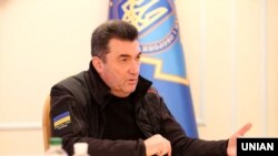 На думку Данілова, Росія зосереджує сили біля кордонів України, щоб спробувати згуртувати своє населення проти «зовнішнього ворога» і відволікти від внутрішніх проблем