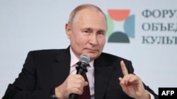 Această fotografie distribuită de agenția de stat rusă Sputnik îl arată pe președintele Rusiei Vladimir Putin participând la cel de-al IX-lea Forum Cultural Internațional din Sankt Petersburg, pe 17 noiembrie 2023. (Foto de Mikhail METZEL / POOL / AFP)