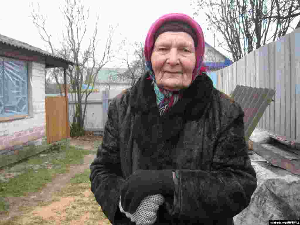 Аляксандра Антанішына, настаўніца беларускай мовы Сьвятланы Алексіевіч ў сярэдняй школе ў Капаткевічах. Фота 2015 году.