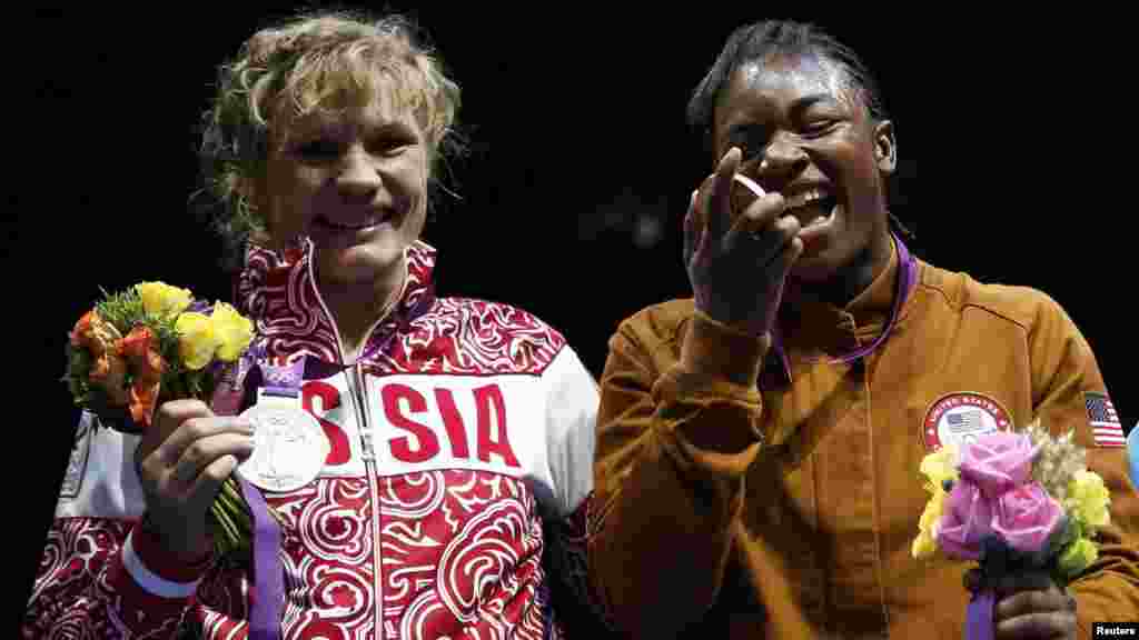 Claressa Shields (SAD) i Nadežda Torlopov (Rusija)nakon osvojenih medalja, London, 9. august 2012.