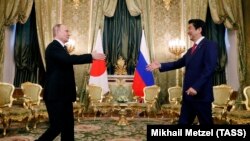 Володимир Путін (Л) і Сіндзо Абе, Москва, 27 квітня 2017 року