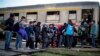 Migranti se ukrcavaju na voz, železnička stanica u Šidu, 3. novembar 2015.