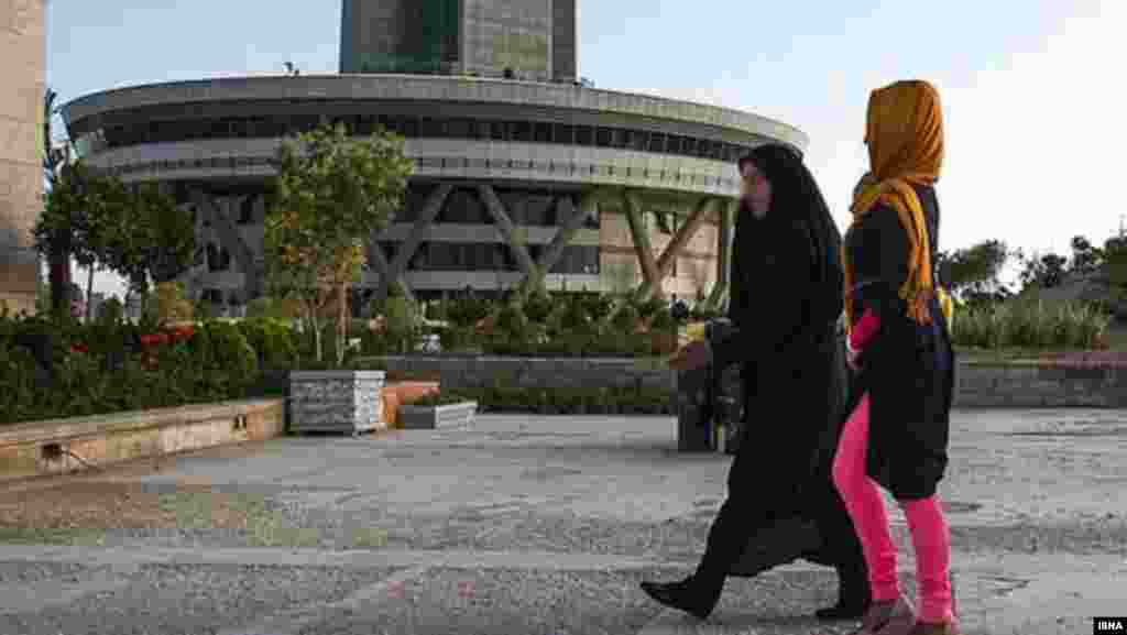 "Namünasib" geyidniyi üçün saxlanan Tehran sakini. 11 iyul 2012