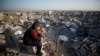 Palestinac gleda ruševine uništenih zgrada u izbjegličkom kampu Jabalia, sjeverni pojas Gaze, 26. 2. 2025. 