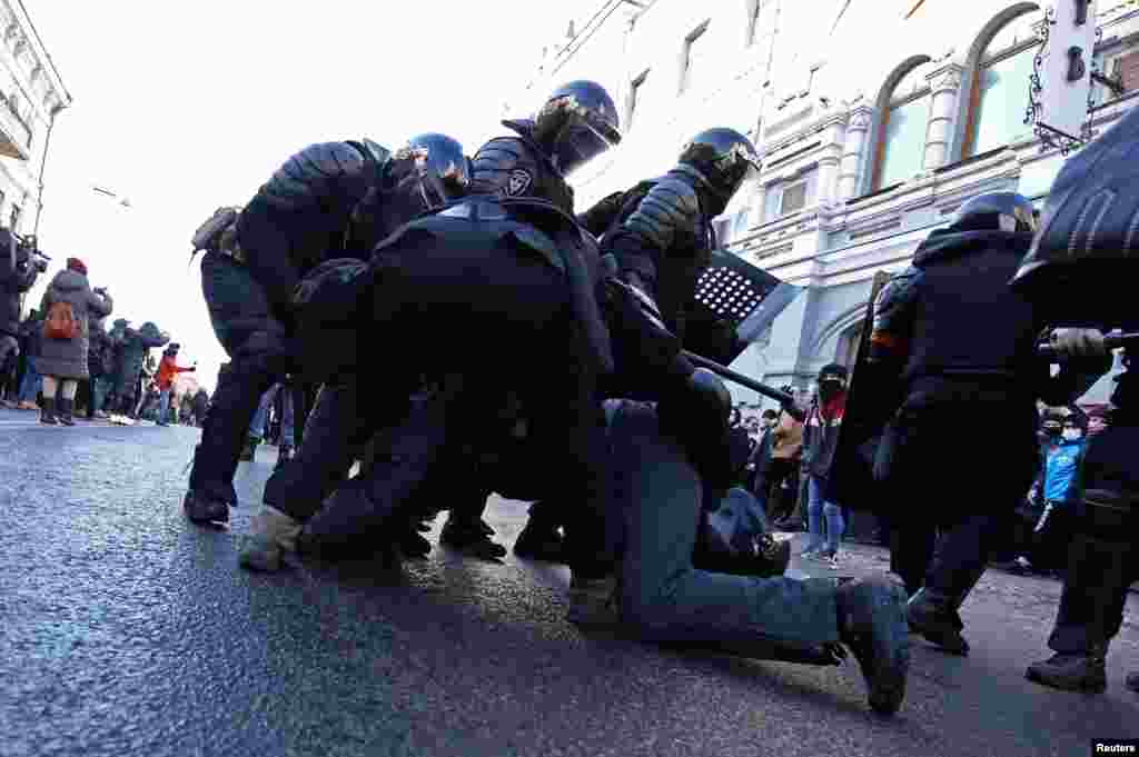 Акция Орусиянын 13 ири шаарында өттү. Алардын ичинде Хабаровск, Түштүк-Сахалин, Якутск бар. Сүрөттө – Владивостоктогу жапырт кармоолор.
