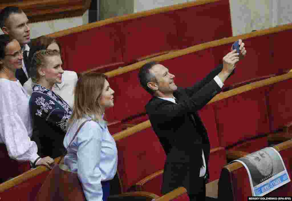 Лідер партії «Голос», народний депутат Святослав Вакарчук фотографується з однопартійцями 
