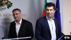 Калин Славов (вляво) и Кирил Петков при представянето на инициативата на 1 септември